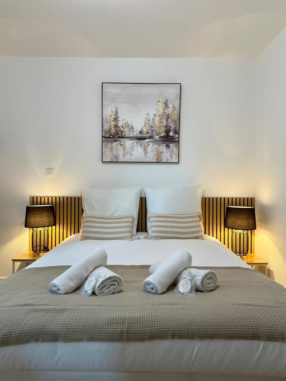 Bed, Photo of the whole room, Bedroom, towels