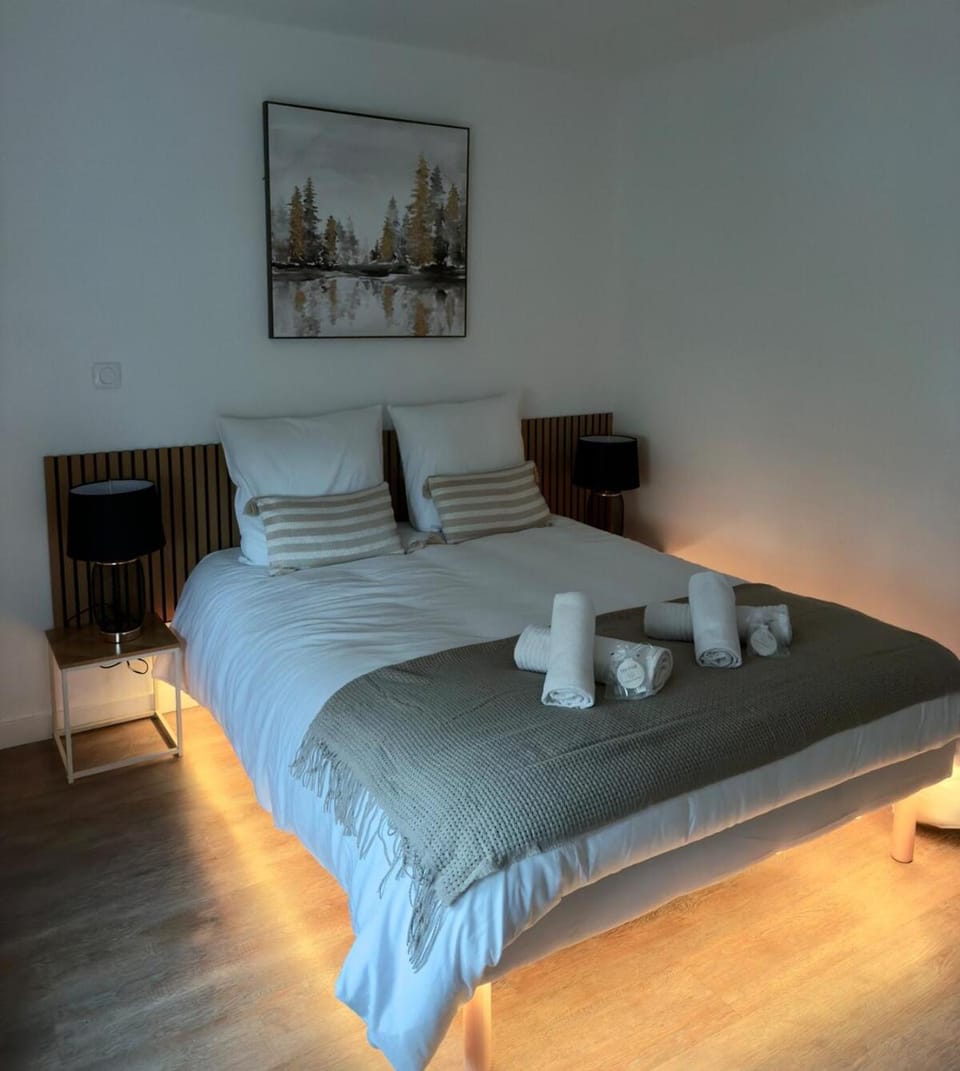 Bed, Photo of the whole room, Bedroom, towels