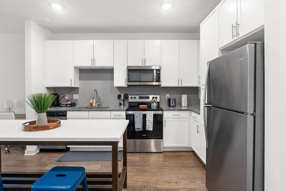 Trendy 1BR Apt with King Bed Pool Gym and Close to Beach Apartment in Jacksonville