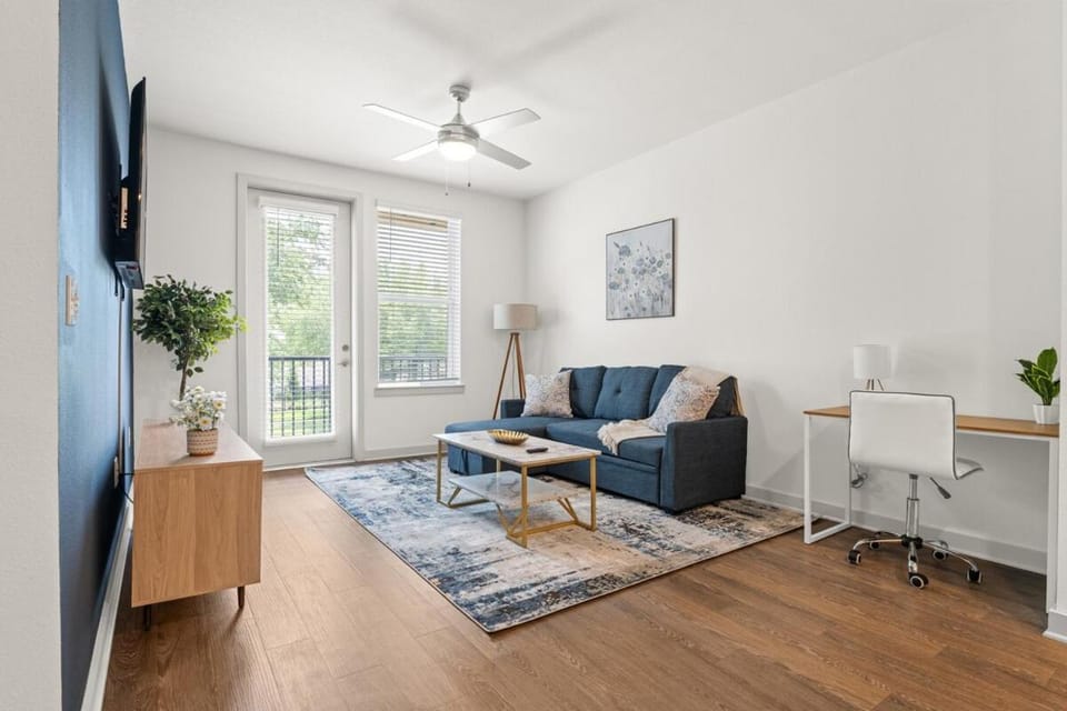 Trendy 1BR Apt with King Bed Pool Gym and Close to Beach Apartment in Jacksonville