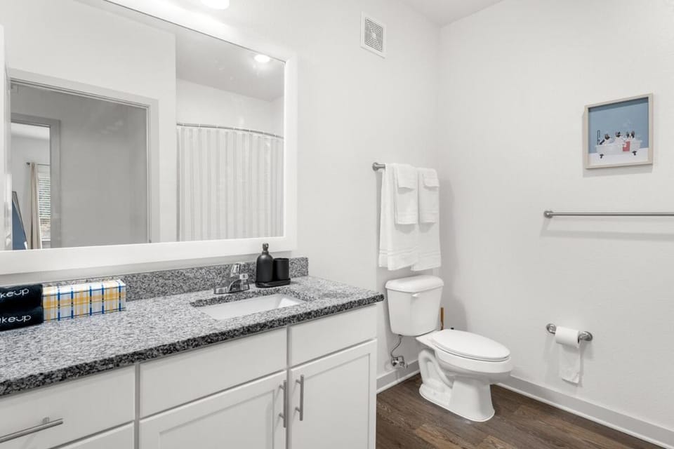 Trendy 1BR Apt with King Bed Pool Gym and Close to Beach Apartment in Jacksonville