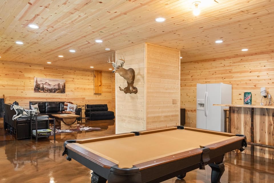 Mountain Views - Firepit - Gas Fireplace - Sleeps 15 House in North Carolina