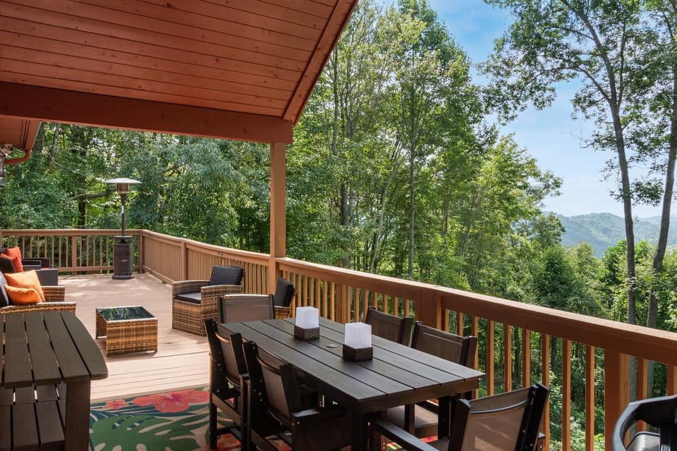 Mountain Views - Firepit - Gas Fireplace - Sleeps 15 House in North Carolina