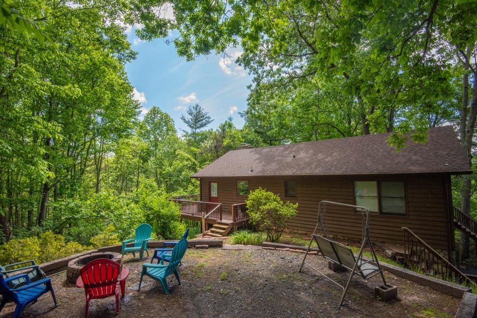 HappiNest- Hot Tub, Fire Pit, Mountain Views House in Watauga