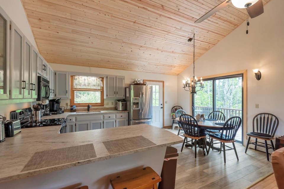 HappiNest- Hot Tub, Fire Pit, Mountain Views House in Watauga