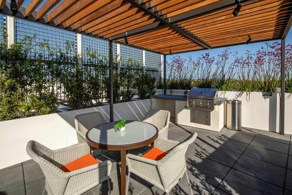 Luxury by the Beach with Pool, Gym, Game Room Apartment in Santa Monica