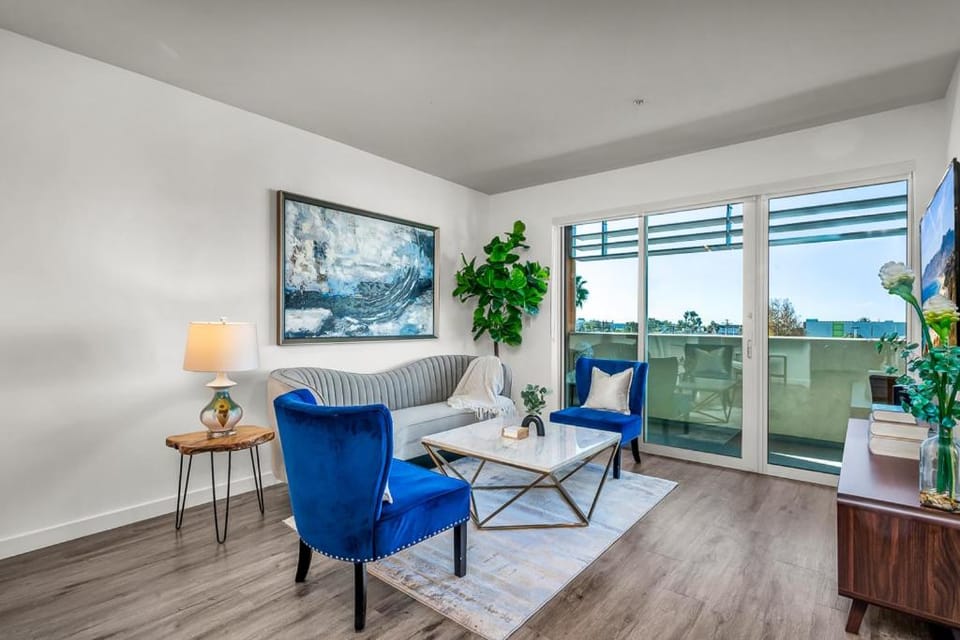 Luxury by the Beach with Pool, Gym, Game Room Apartment in Santa Monica