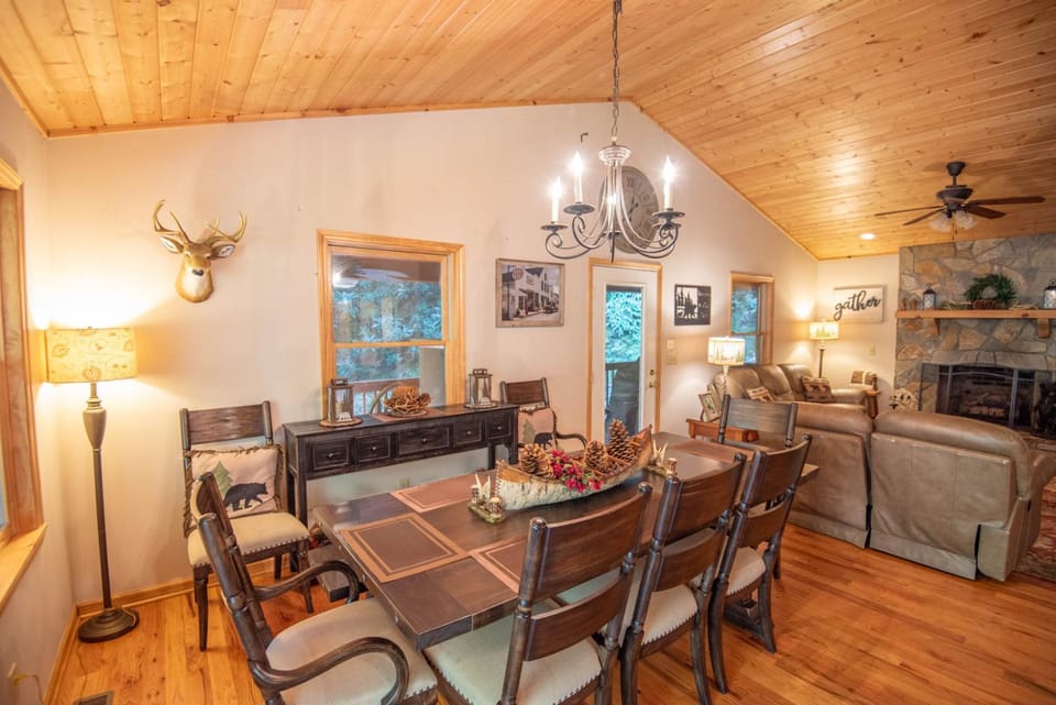 Prime Secluded Location- 5 Mins to State Park, Hot Tub, Dogs Welcome House in Virginia