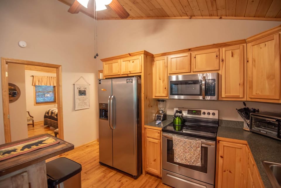 Prime Secluded Location- 5 Mins to State Park, Hot Tub, Dogs Welcome House in Virginia