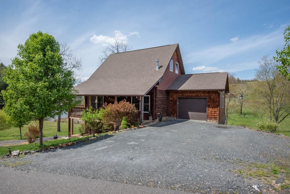 Kapena Escape on the Lake- Views, Hot Tub, Nearby River Access House in North Carolina