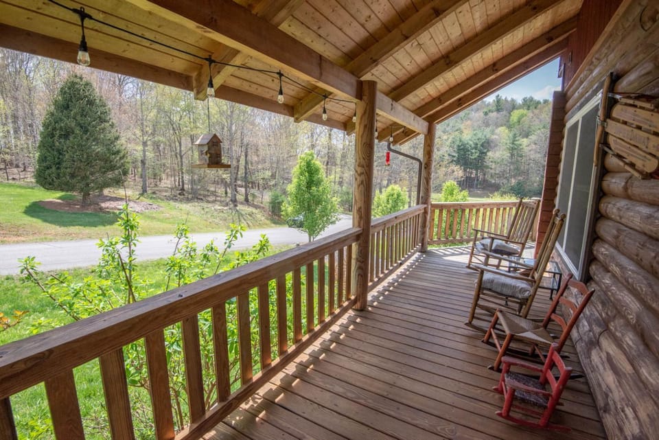 Kapena Escape on the Lake- Views, Hot Tub, Nearby River Access House in North Carolina