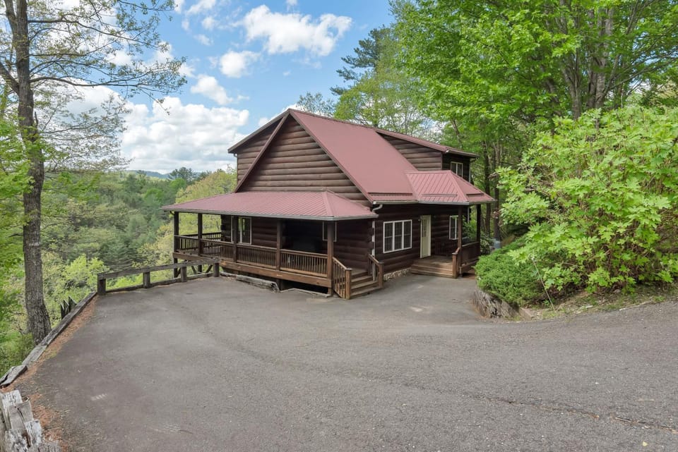 Lazy Dog Log Cabin, Hot Tub, Fishing Lake, New River Access, Foosball Cabin in North Carolina