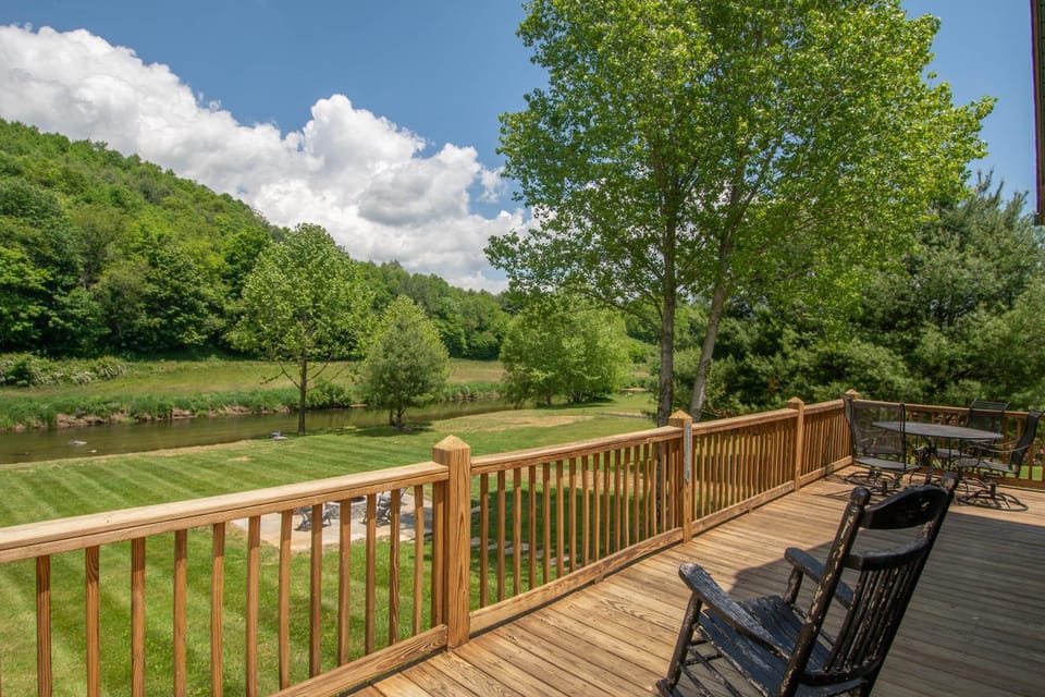 Cozy Cabin Right on the New River in Todd - Easy River Access - Fire Pit Cabin in Watauga