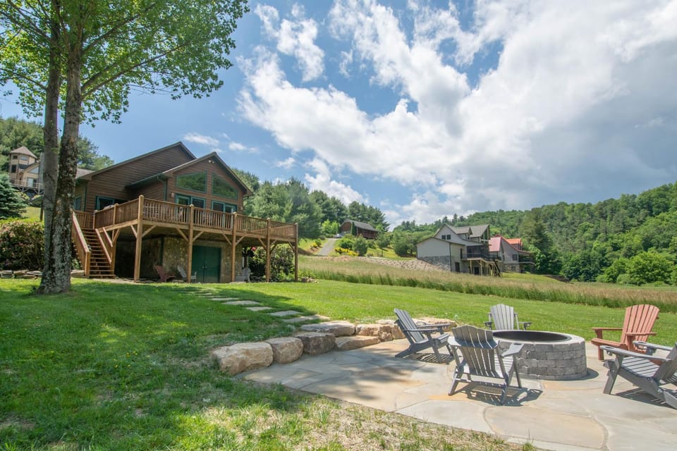 Cozy Cabin Right on the New River in Todd - Easy River Access - Fire Pit Cabin in Watauga