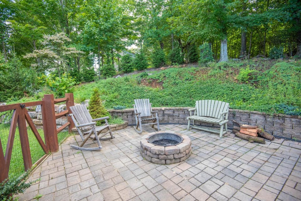 3Bd Log Cabin with Views, Hot Tub, Gas Fireplace, Game Room Cabin in Watauga