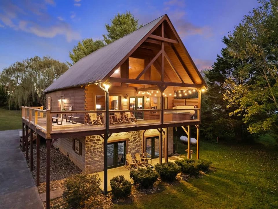 Beauty By The River Lodge by Beyond Expecations House in Sevierville