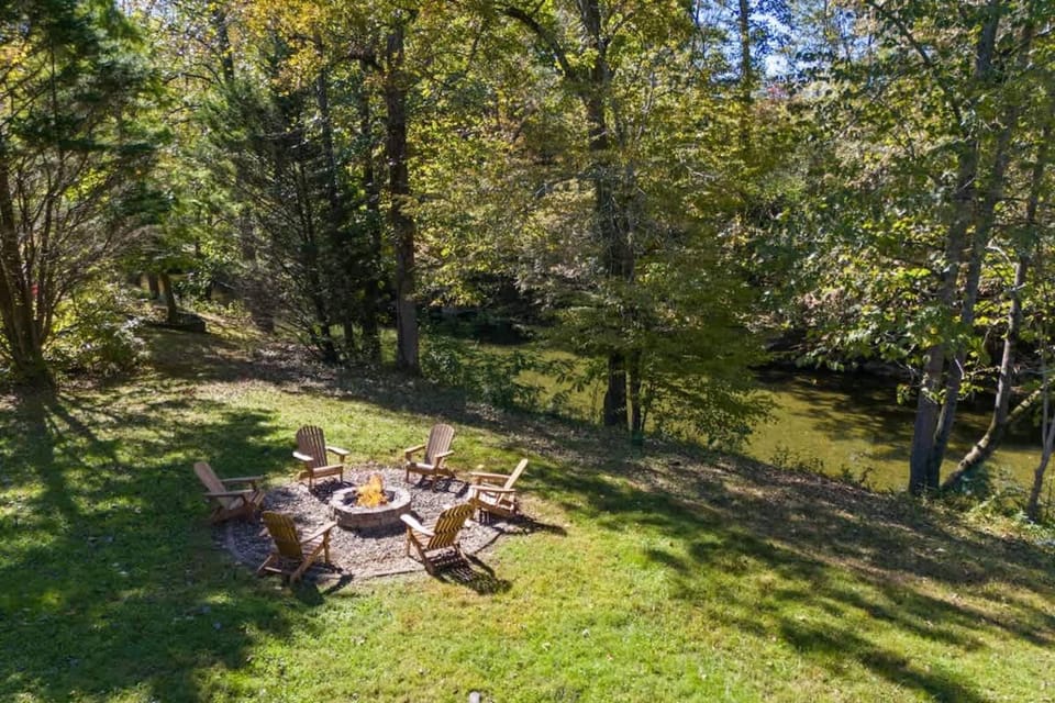 Beauty By The River Lodge by Beyond Expecations House in Sevierville