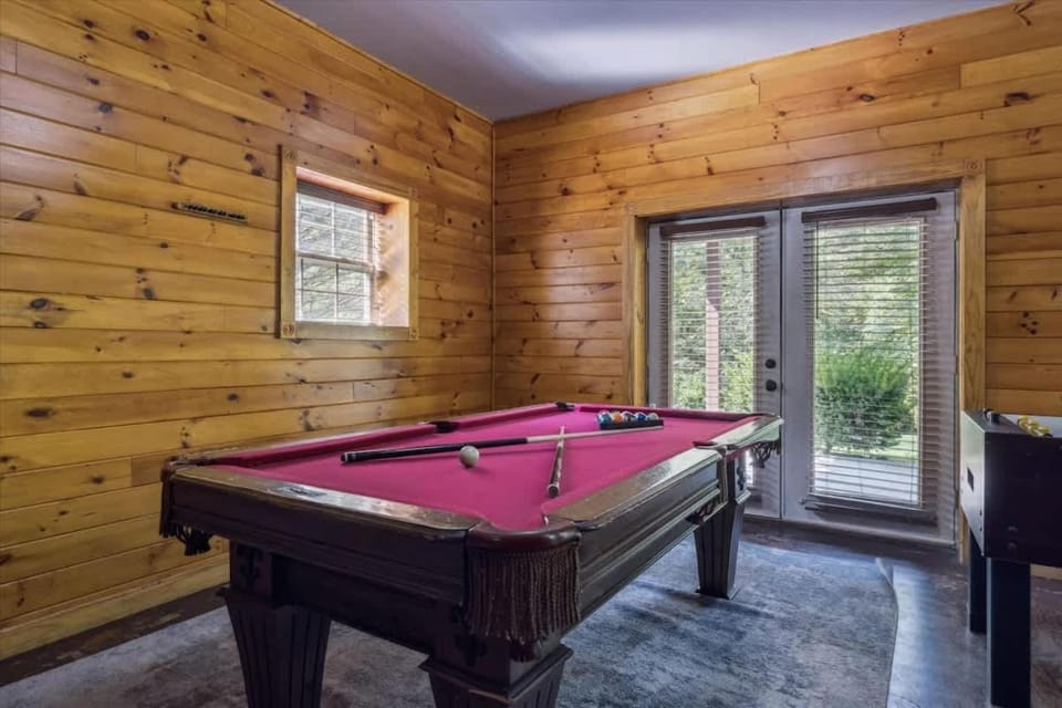 Beauty By The River Lodge by Beyond Expecations House in Sevierville