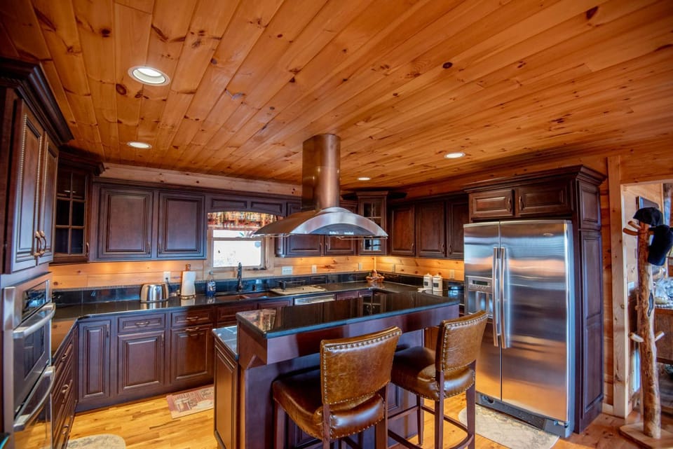 7 Bd Log Cabin Retreat- Game Rm, Hot Tub, Room for the Whole Family! Cabin in Virginia