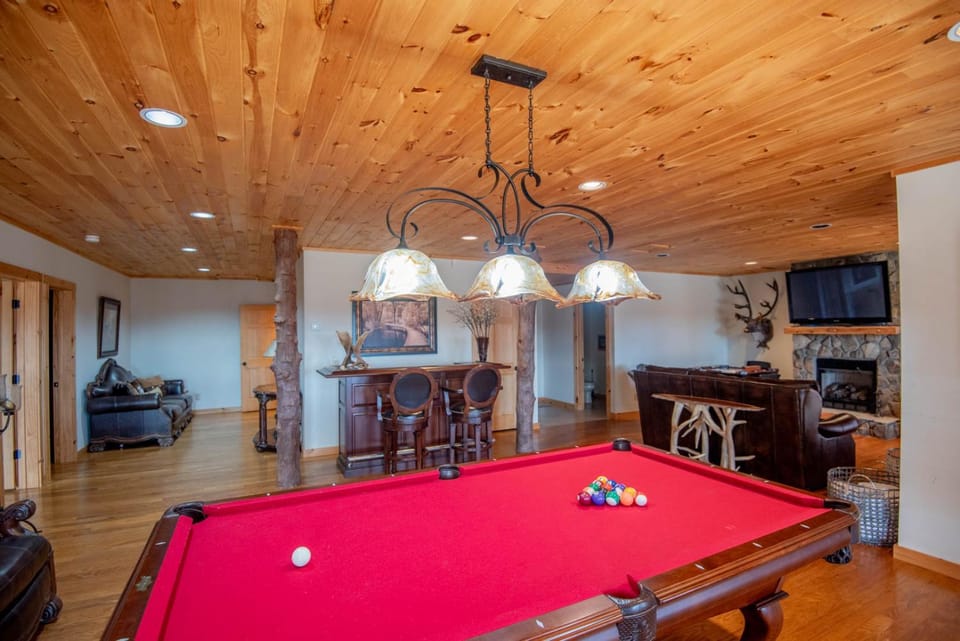 7 Bd Log Cabin Retreat- Game Rm, Hot Tub, Room for the Whole Family! Cabin in Virginia