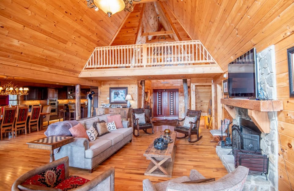 7 Bd Log Cabin Retreat- Game Rm, Hot Tub, Room for the Whole Family! Cabin in Virginia