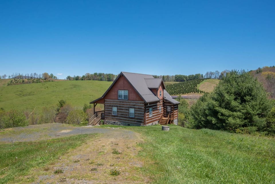 River Access, VIEWS, Sleeps 8, Fire Pit House in Watauga
