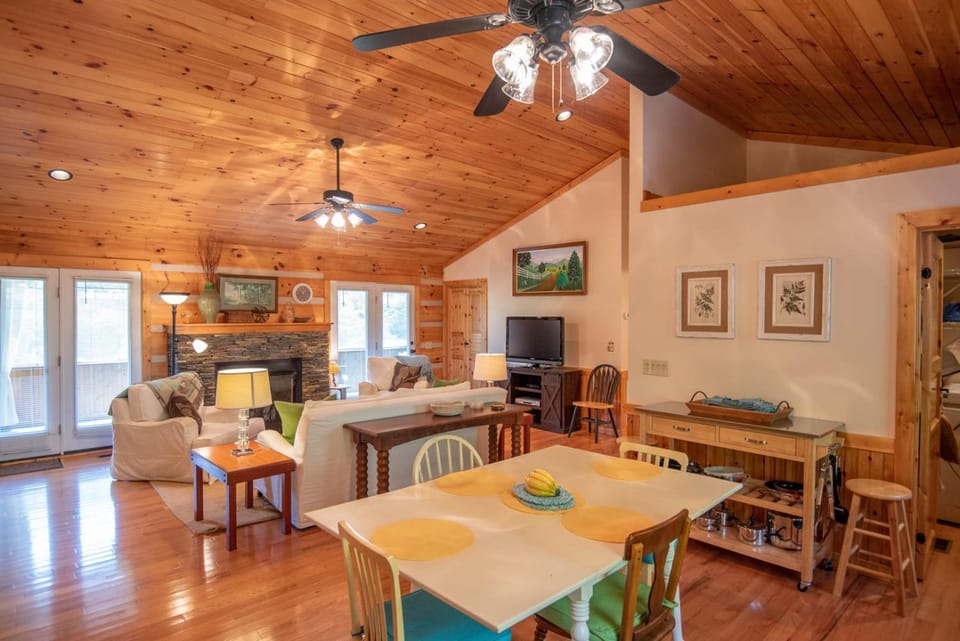 Log Cabin between Boone & J - Hot Tub - Private - Gas Fireplace - One Level Cabin in Watauga