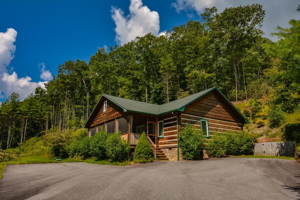 Log Cabin between Boone & J - Hot Tub - Private - Gas Fireplace - One Level Cabin in Watauga
