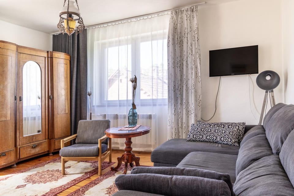 TV and multimedia, Living room, Seating area, wardrobe