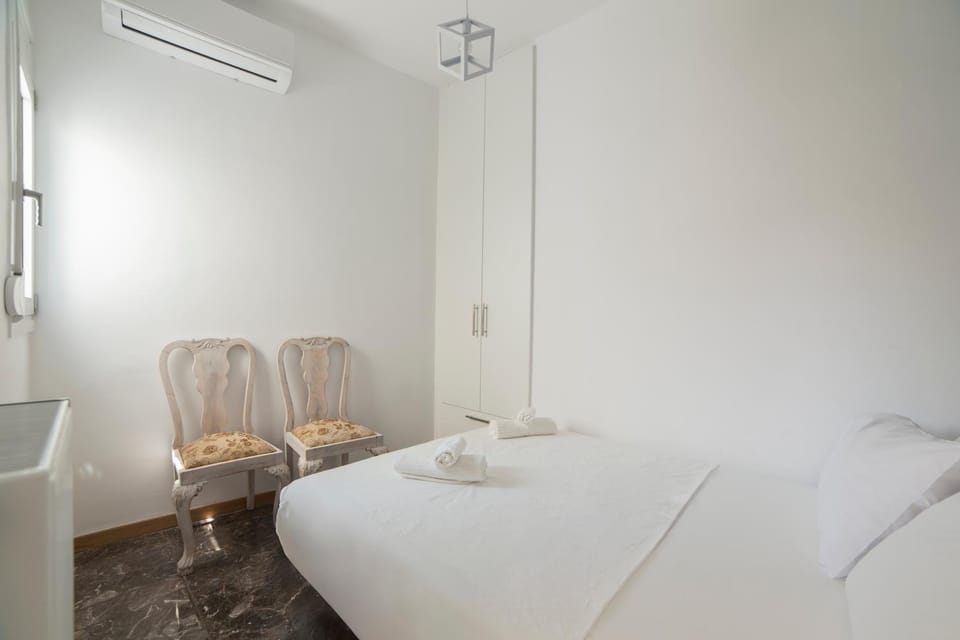 Bed, Bedroom, towels, air conditioner