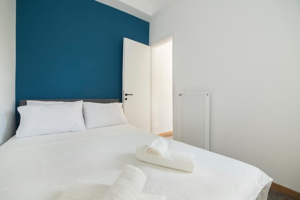 Bed, Bedroom, heating, towels