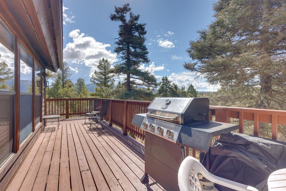 Mtn-View Deck: Cabin Getaway in Angel Fire Cabin in Angel Fire