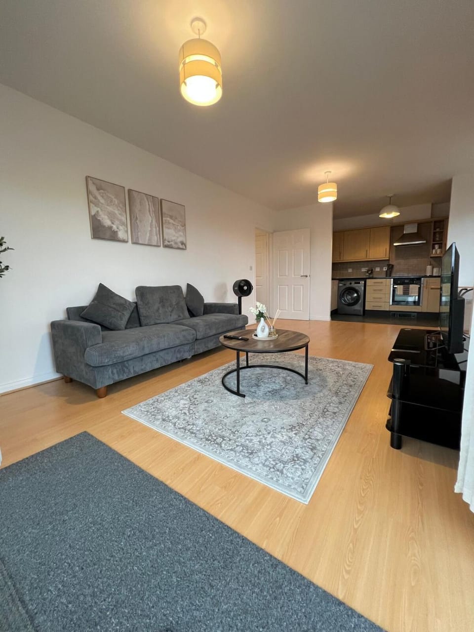 Modern 2 Bed Flat with Balcony in Hounslow Apartment in Twickenham