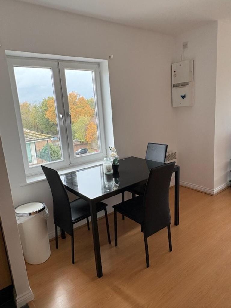 Modern 2 Bed Flat with Balcony in Hounslow Apartment in Twickenham