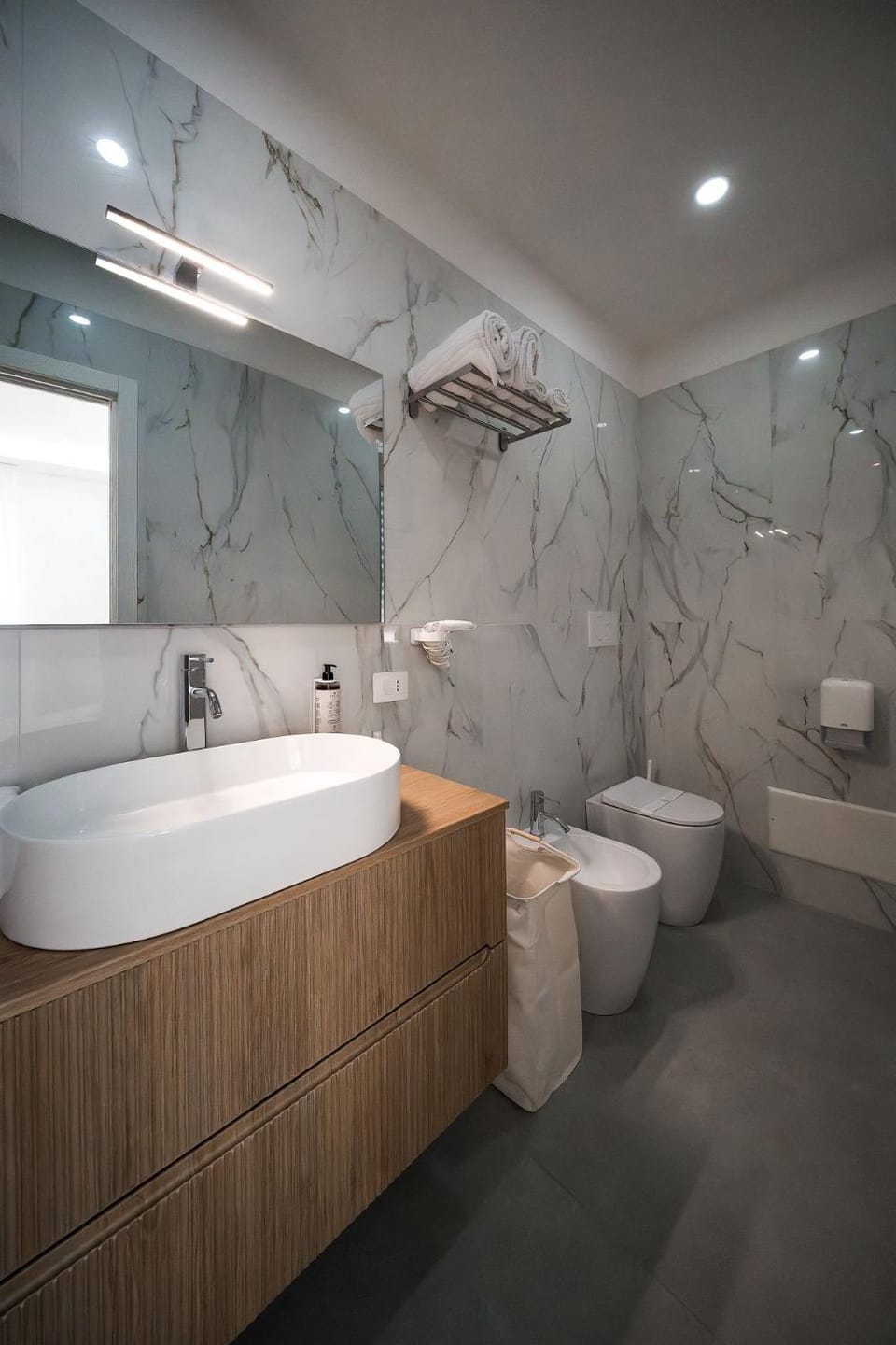 Shower, Toilet, towels