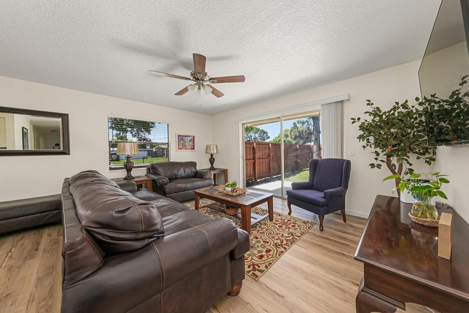 Cozy home near USSSA complex, Viera and Cruise Terminals! House in Rockledge
