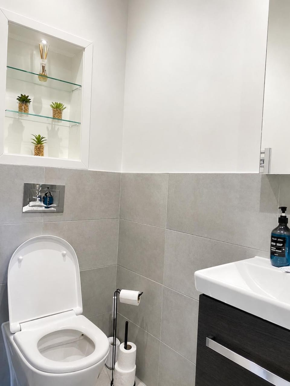 Cozy Studio Apartment - 7 Minutes Drive to Heathrow Airport Terminal 4 - Unlimited Wi-Fi - Sleeps 3 - Paid Parking Apartment in London Borough of Hounslow