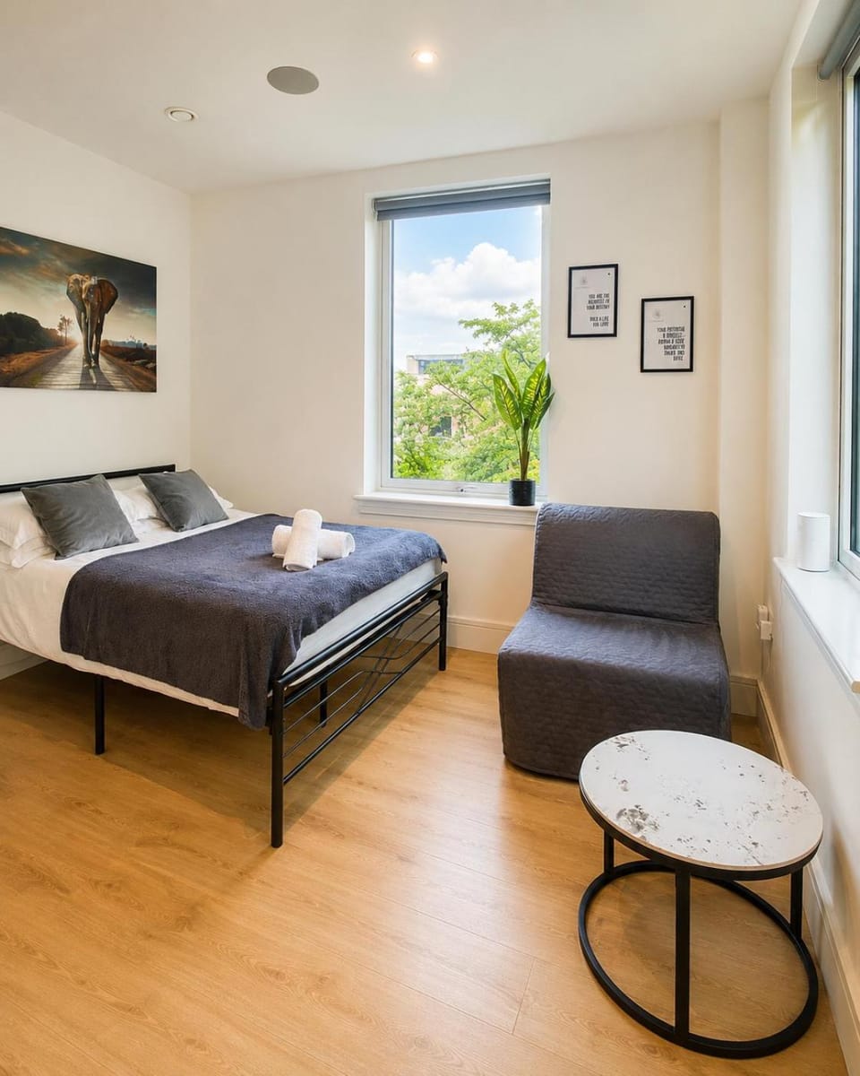 Cozy Studio Apartment - 7 Minutes Drive to Heathrow Airport Terminal 4 - Unlimited Wi-Fi - Sleeps 3 - Paid Parking Apartment in London Borough of Hounslow