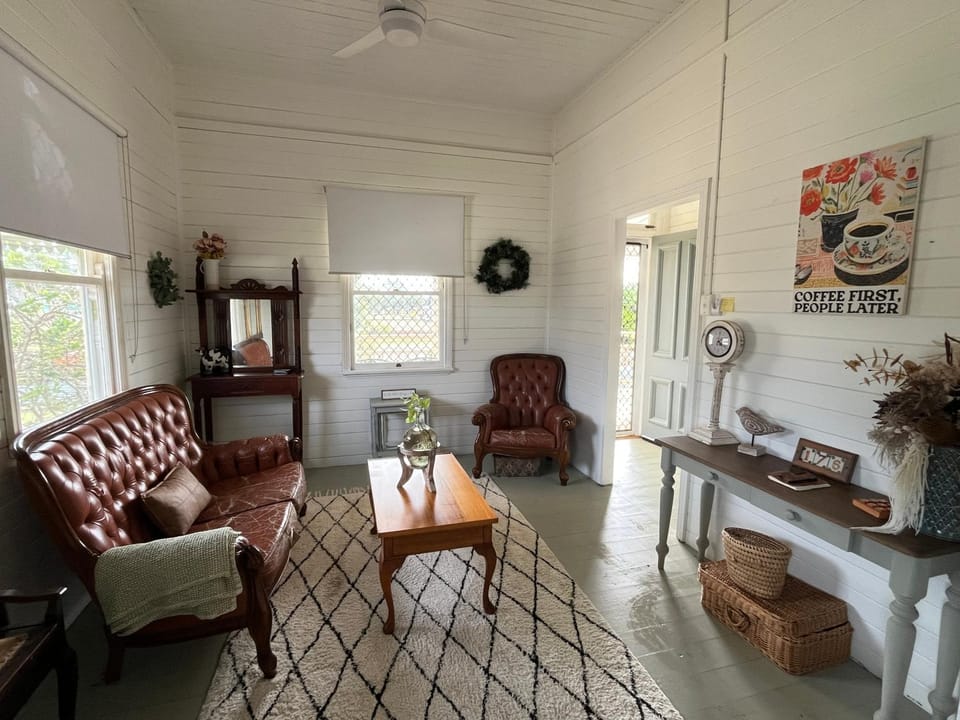 Oakmore Cottage Charming Old Vintage Queenslander - Central location House in Bundaberg