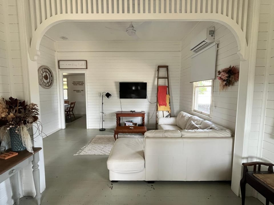 Oakmore Cottage Charming Old Vintage Queenslander - Central location House in Bundaberg