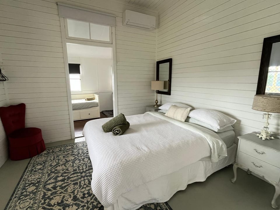 Oakmore Cottage Charming Old Vintage Queenslander - Central location House in Bundaberg