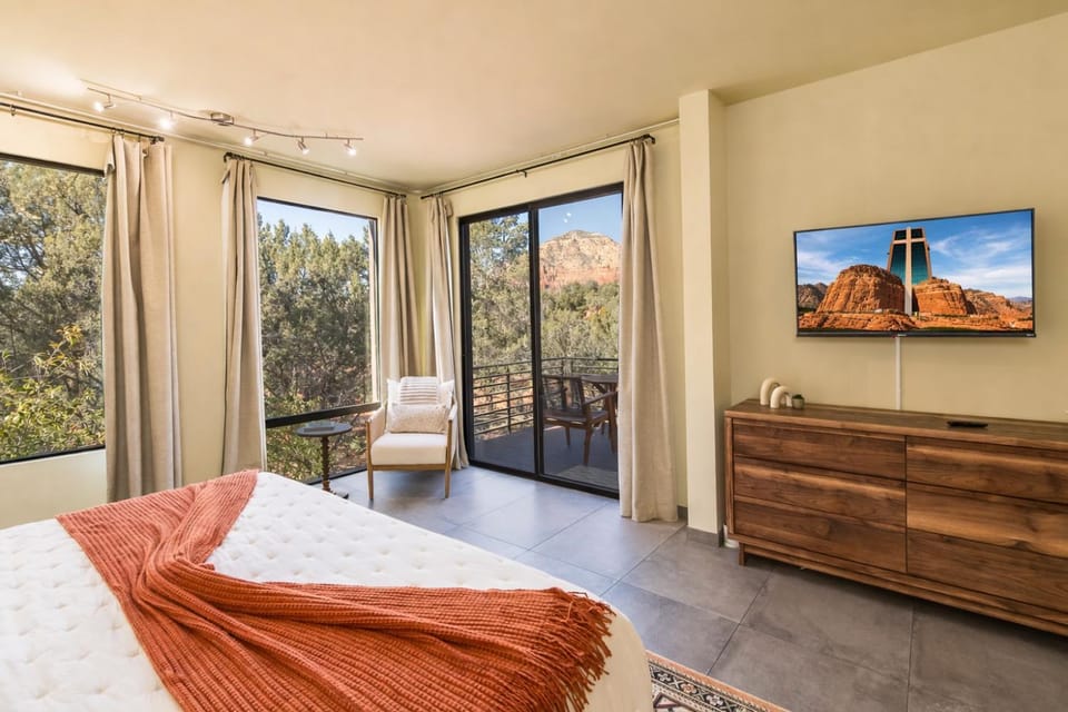 Bed, TV and multimedia, View (from property/room), Balcony/Terrace, Photo of the whole room, Seating area, Bedroom, Mountain view