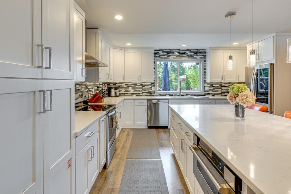 Amazing Outdoor Space! Everett Escape w/ Hot Tub House in Everett