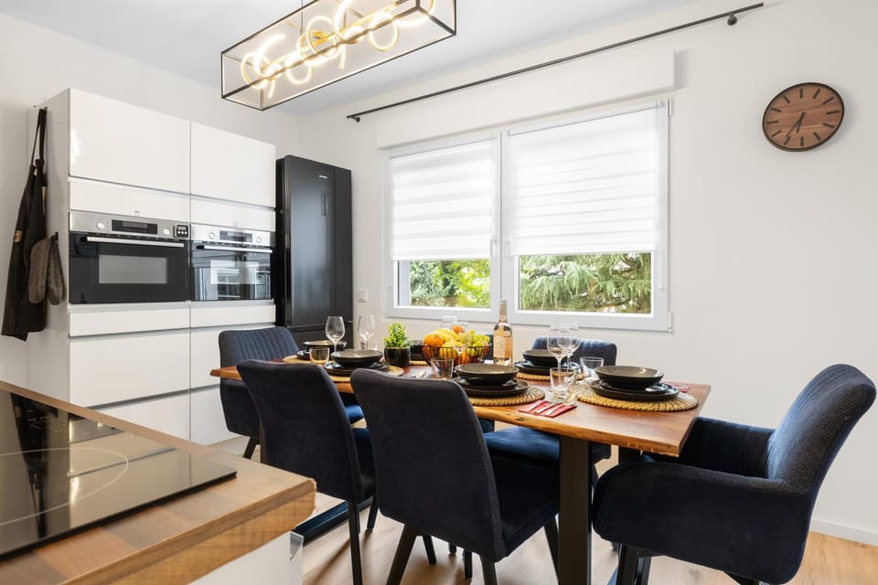 Dining area, Food, oven