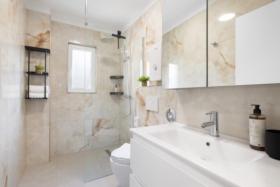 Shower, Toilet, Bathroom, towels