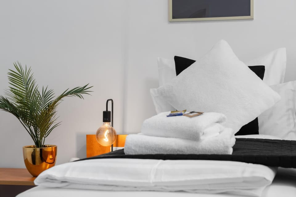 Bed, Bedroom, towels