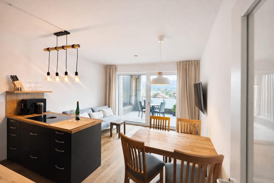 TV and multimedia, Kitchen or kitchenette, Living room, Seating area, Dining area