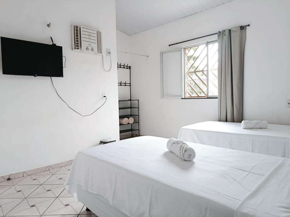 Bed, TV and multimedia, Photo of the whole room, Bedroom, Area and facilities, locker, towels, air conditioner