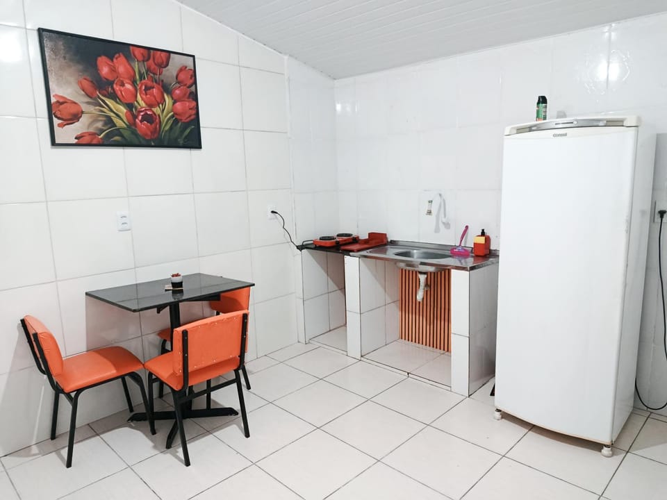 Coffee/tea facilities, Dining area, Area and facilities, furniture, minibar, stove, stove