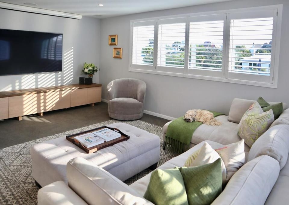 TV and multimedia, Living room, Seating area, Evening entertainment